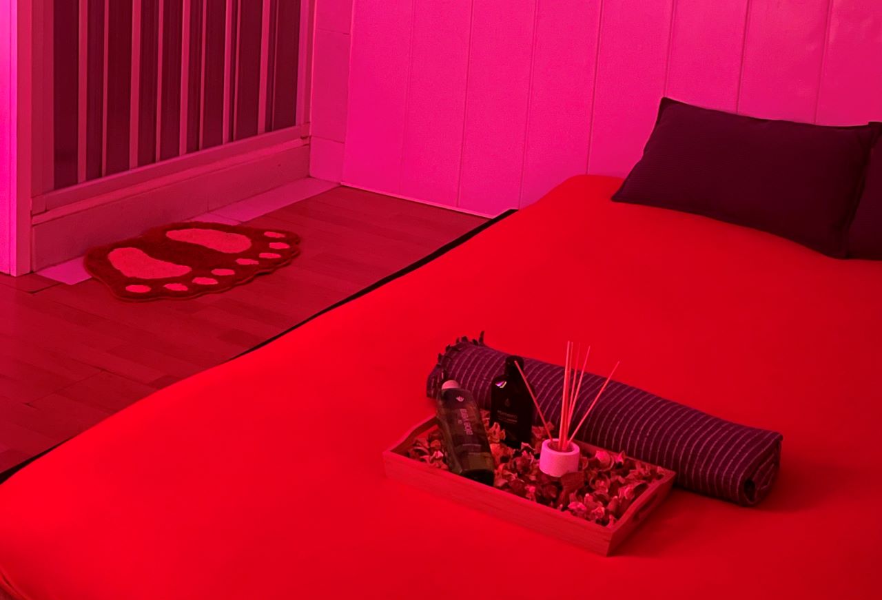 Sala de masaje oriental ambientada para máxima relajación
