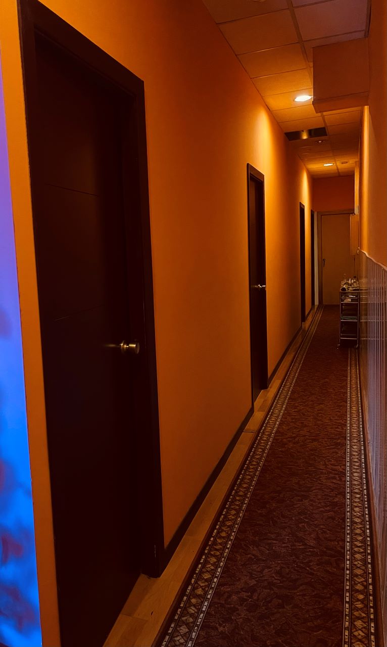 Espacio íntimo y confortable para tratamientos de bienestar
